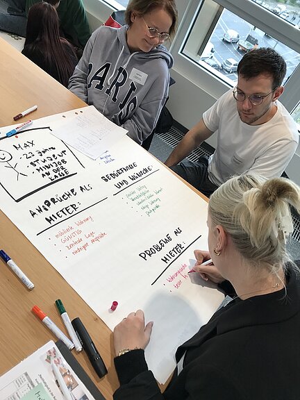 Menschen beschreiben ein großes Blatt Papier