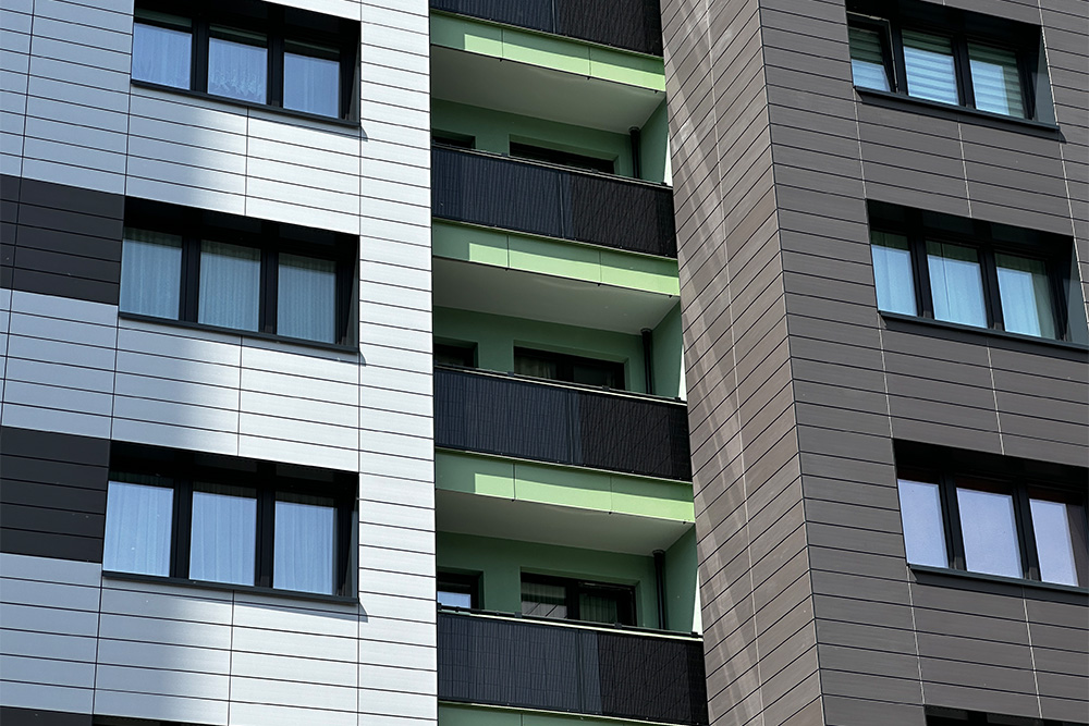 Außenansicht der Rhinastraße, Blick auf die Balkone.