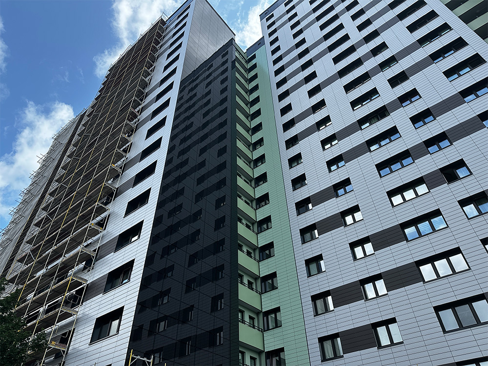 Außenansicht der Rhinastraße, Blick auf die PV-Anlage.